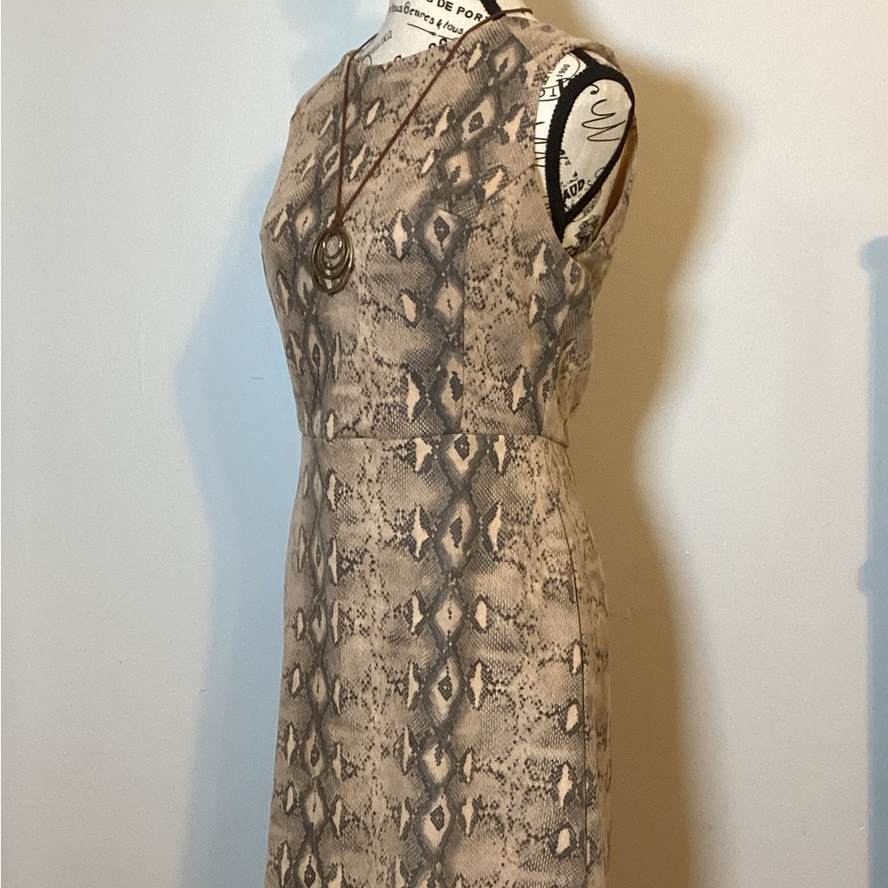 FULLY LINED SNAKESKIN PRINT FORM FITTING SLEEVELESS MINI DRESS SZ JR MED